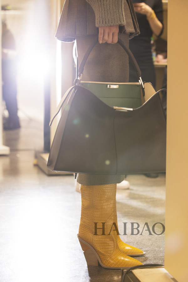 芬迪 (Fendi) 推出Peekaboo X-Lite系列手袋