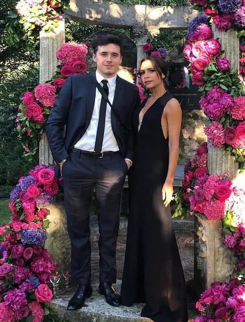 大布和贝嫂参加活动，身材圆润似发福，网友：眉毛怎么缺了一块？