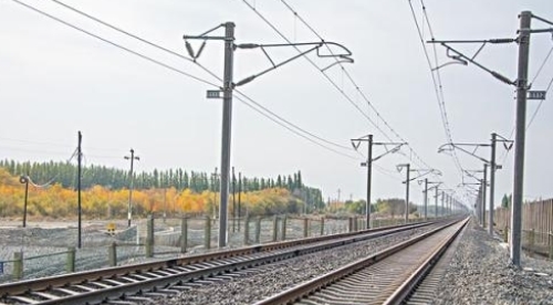  「粪便」为啥火车厕所的粪便是排到铁轨上呢？不会觉得脏吗？看