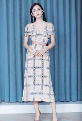 古力娜扎这裙子平平无奇，加上14颗“黑棋”却时尚爆表！给跪了！