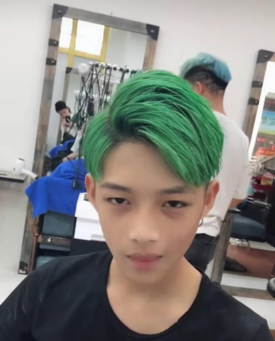 00后小帅哥换发型,理发师用碗给他理发,变身绿毛怪更加社会了