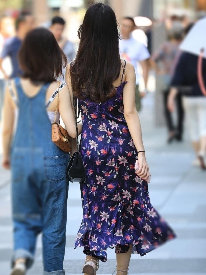『碎花』街拍:碎花连衣裙小姐姐,皮肤白皙温婉迷人