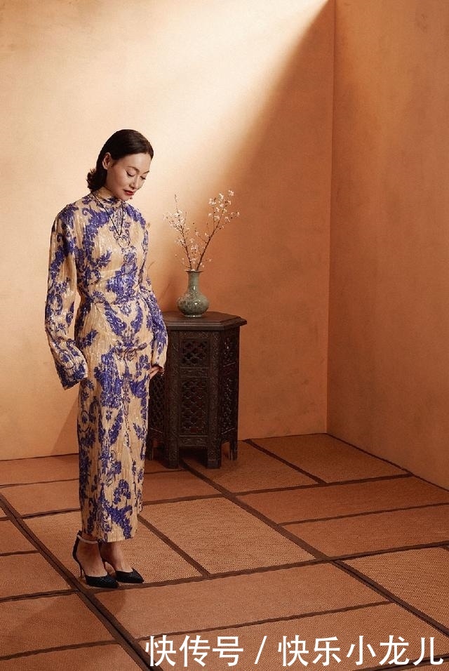 『气质』街拍:美女温婉优雅,穿一件肉色的修身连衣裙,更显美丽大方