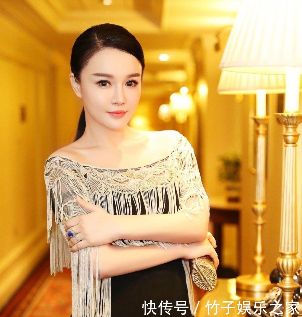 冉莹颖穿V领连体短裤, 用手捂住领口防走光, 网友: 敢穿不敢露?