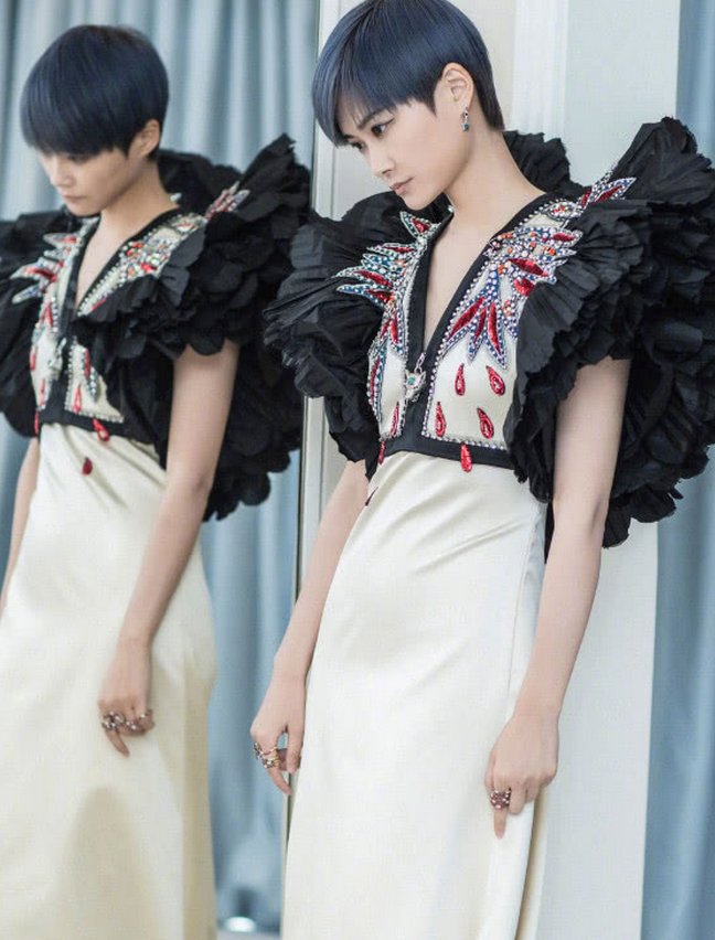 李宇春真是不一般,穿着泡泡糖鞋子出门,回头率百分百!