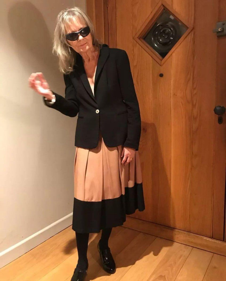 她74岁，满脸皱纹，天天素颜，但是真的很酷啊!!!