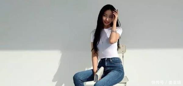 清秀唯美的牛仔裤美女，轻松秀出大长腿，尽显女性风采