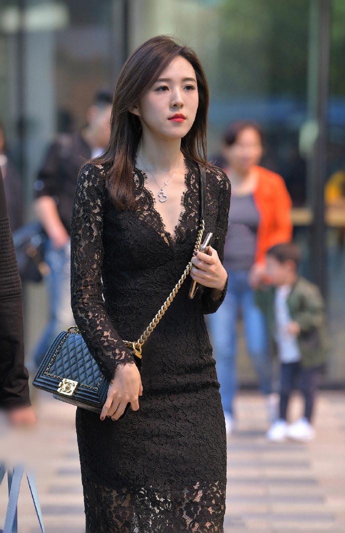  蕾丝|街拍提升优雅感的蕾丝短裙，你穿上也能美的出众