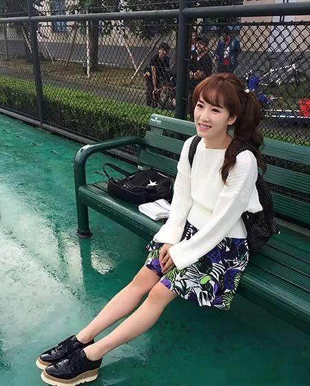 李念不是阔太是辣妈，这“牙签腿”才是少女标志，怎么穿都年轻！