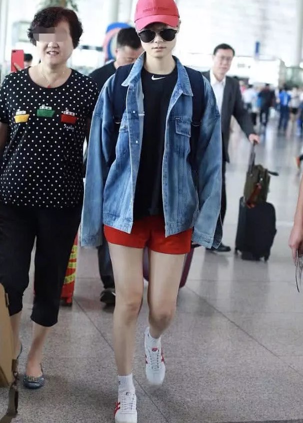 李宇春的高跟鞋只剩尖头，靠五个脚趾撑着，不怕走路掉了?