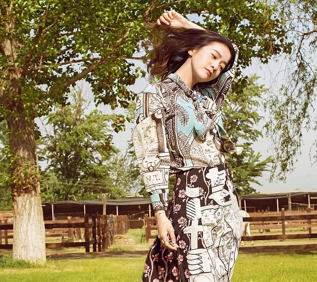 张雪迎有点恶趣味了，穿着“口袋裤”就出门，化妆品都藏裤兜了？