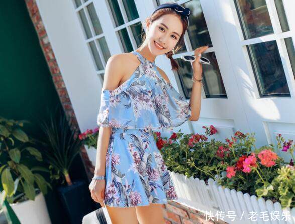 蓝色花纹泳衣美女, 苗条身姿体现的清新可爱, 展现的唯美动人!