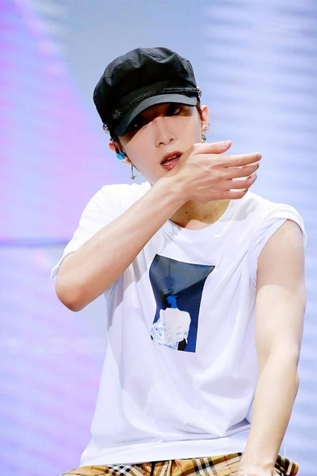 范丞丞对帽子果然是真爱，私服出行必须戴，90元接地气款这么时髦