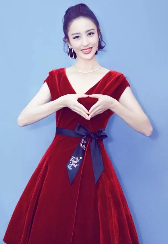 佟丽娅放大招了，穿V领吊带裙大秀美背，网友:看一眼都离不开了