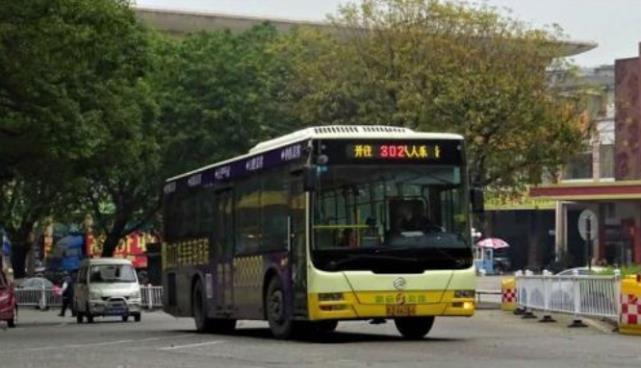  [公交车]为什么公交上可以人挤人，而轿车上多坐个人就是超载原