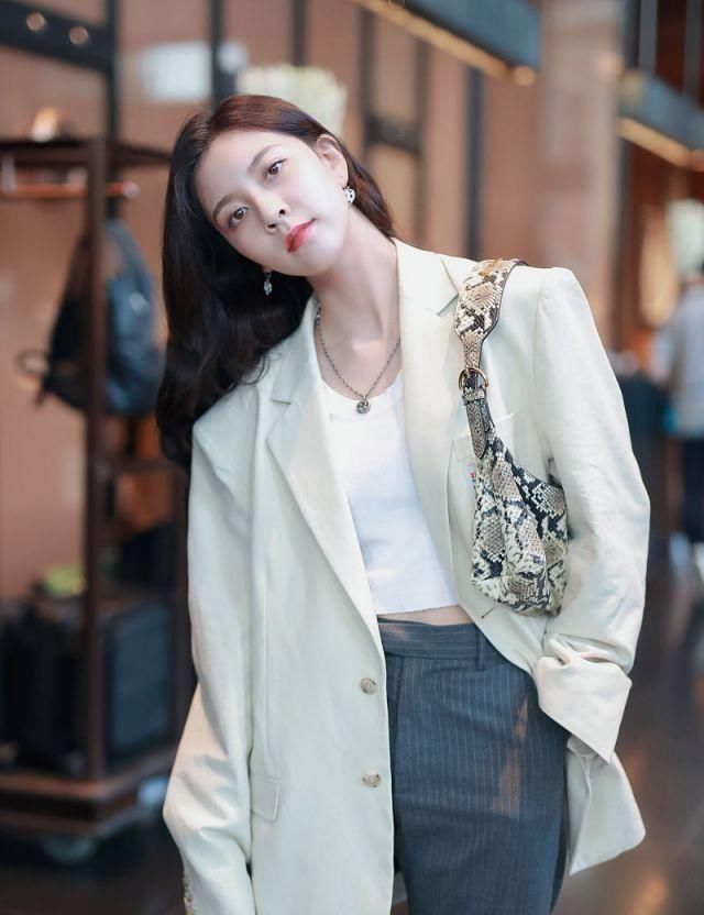 #白裙#宋妍菲穿白裙秀窈窕身段，穿白色西装潇洒迷人，天生丽质有星味