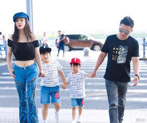 冉莹颖真拼,这样的身材却敢穿紧身露脐装,带娃这样穿合适吗?