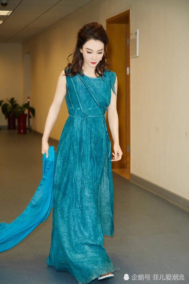 41岁陈数太惊艳了！穿吊带背心时髦到炸，果然气质才是高级的美！