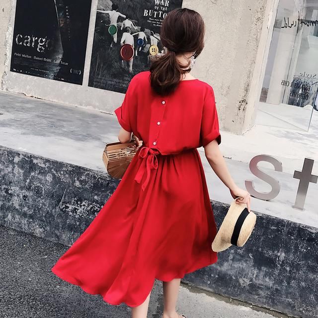 新出的这种：“流氓裙”！比旗袍还要显女人味，遮肉显高，特妩媚