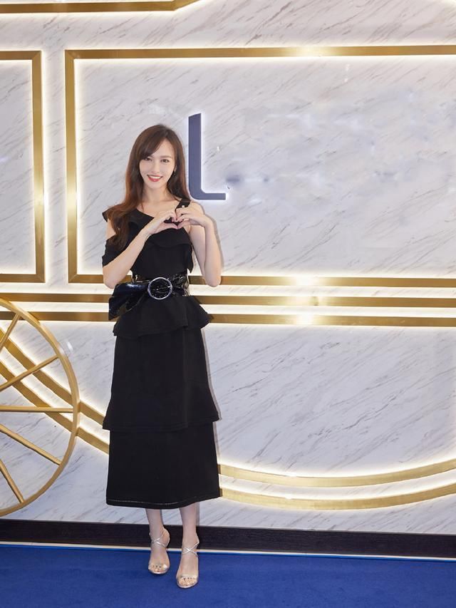 34岁唐嫣和35岁张钧宁同穿黑裙，相差1岁，气质差距太大