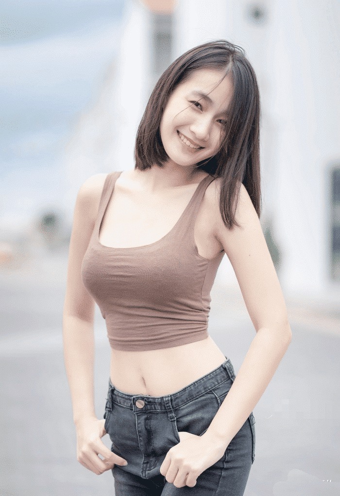 『韵味』街拍:清纯的女大学生真会穿,背心上衣尽显韵味,让人心动不已吧?