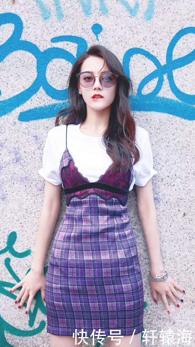 迪丽热巴穿薄纱裙凸显美腿,故意把衣服往上提,网友:她可真调皮