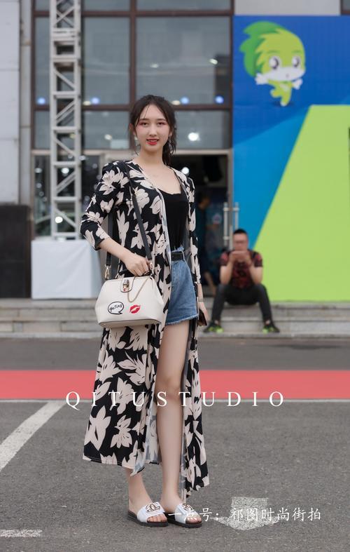 街拍：魅力十足的时尚美女，走起路来都带风。