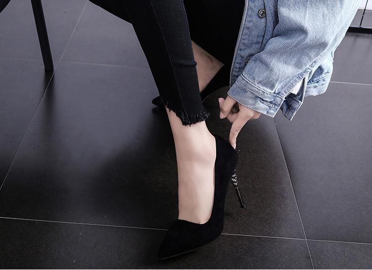 马卡龙色系的尖头细跟高跟鞋，既性感又青春