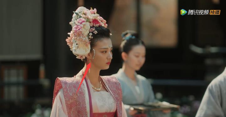  『珍珠』丹姝不愧是皇后，珍珠妆这一处的细节显示位份，张妼晗也不敢造次