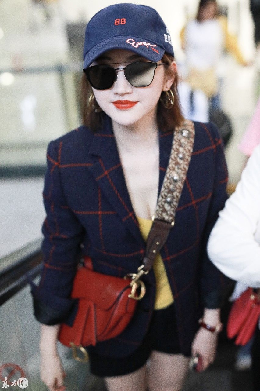 北京机场景甜大秀白长腿，事业线都暴漏了，网友:男同胞的福利