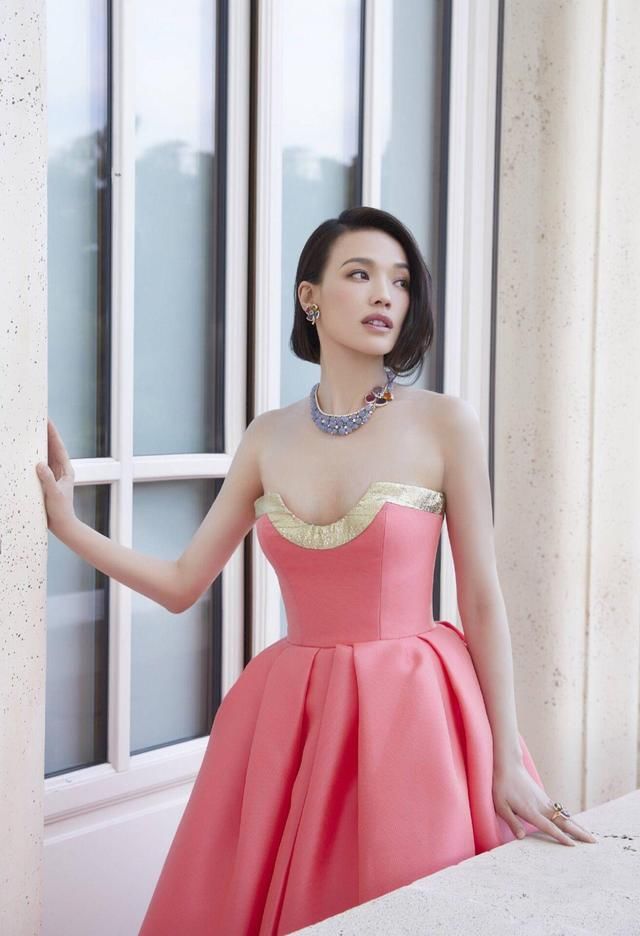 礼服人手一款，可得学她这么穿，出活动吸睛那还不简单