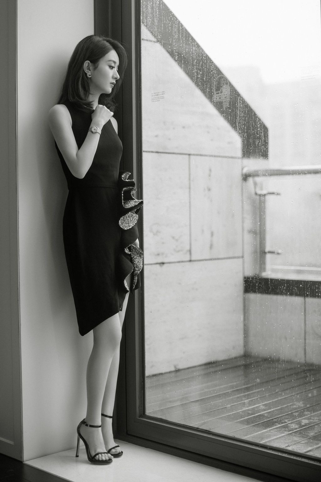 颖宝出席某品牌活动,身穿紧身黑色鱼尾小礼服,短发披肩优雅迷人