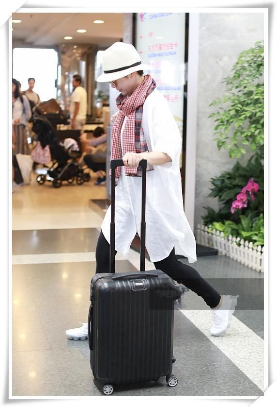 蒋雯丽49岁，许晴也49岁，二人同穿衬衫裙，竟一个少女，一个阿姨