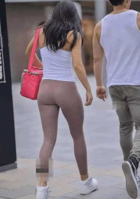 街拍：薄款紧身裤的气质辣妈，这么穿真好看