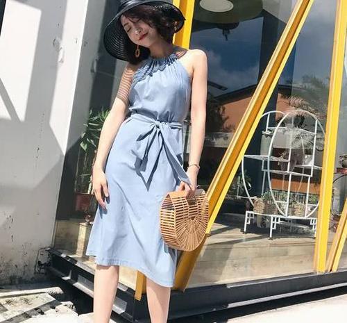 四十岁左右的女人，穿裙子照样可以显得美丽漂亮，韵美迷人