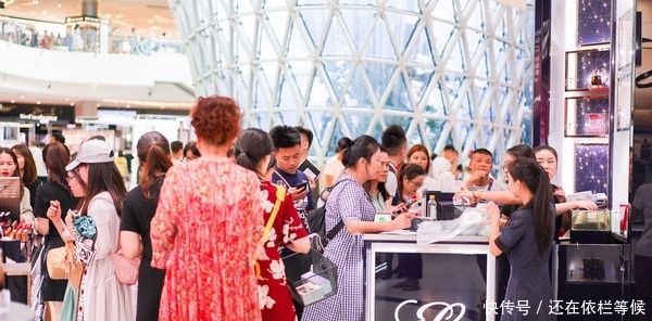 中国最大的免税店,价格比国外还便宜,购物需排长队