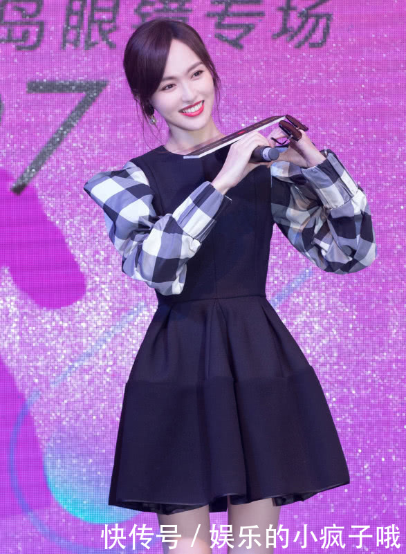 唐嫣减肥用力过度了,穿短裙亮相,腿瘦得像火柴看不下去!