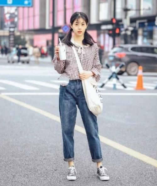 小姐姐■潮范儿女神来了,街拍:面带笑容的小姐姐,一件格子上衣配黑色短裤,时尚魅力气质
