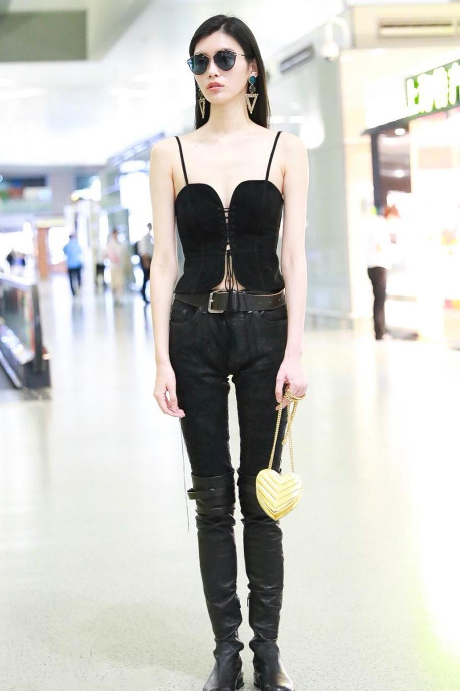 奚梦瑶的时尚我不懂! 因为怕热只穿一件小吊带, 却搭了双过膝长靴