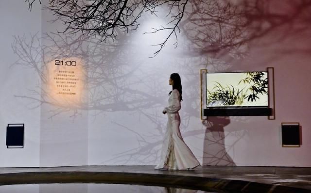 何穗身穿黑色吊带裙现身维密面试，气质十足，网友：仙姑白到发光