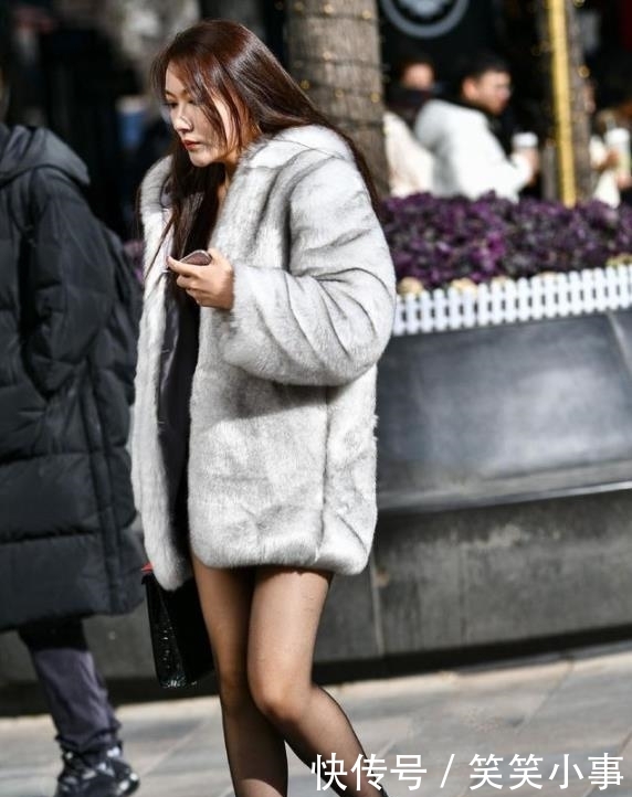 「 美女」穿上个性短裙，带来精致美感！，美女街拍：时尚有气质的小姐姐