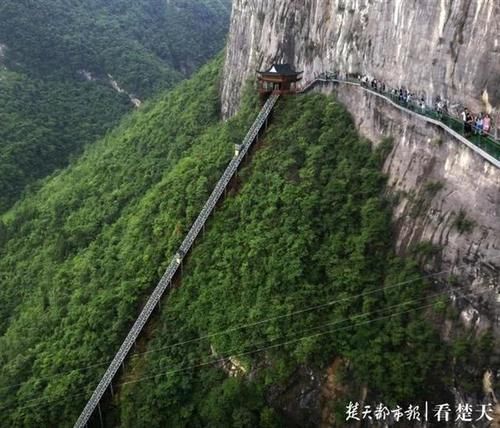 天坑开建380米悬崖天梯 恩施大山又现网红景点