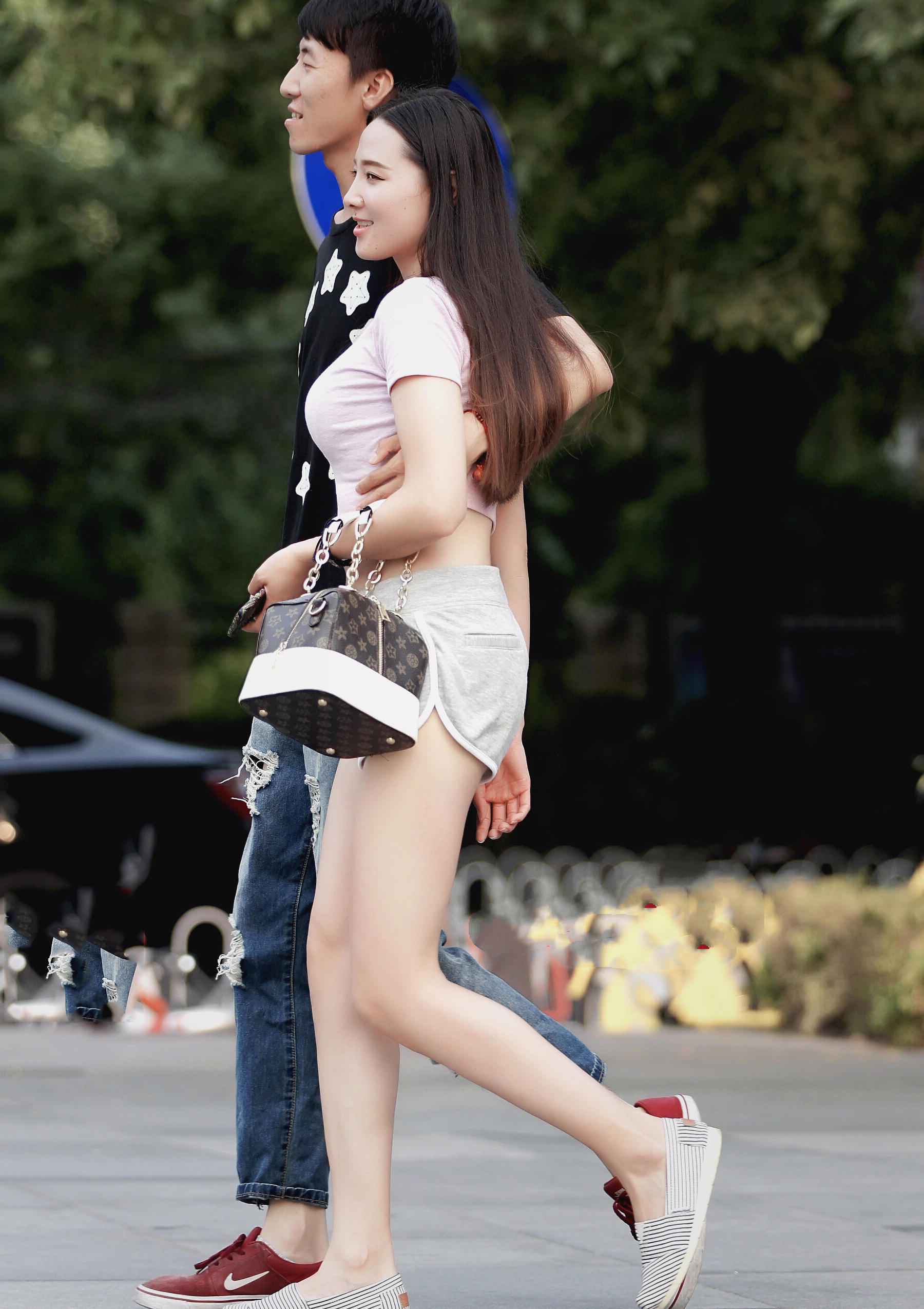 小姐姐白白胖胖的皮肤想小婴儿的肌肤一样娇嫩,看着很漂亮。