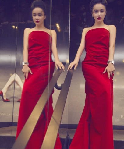 冉莹颖胆真大！将T恤正面撕开了穿，网友：难怪拳王要寸步不离