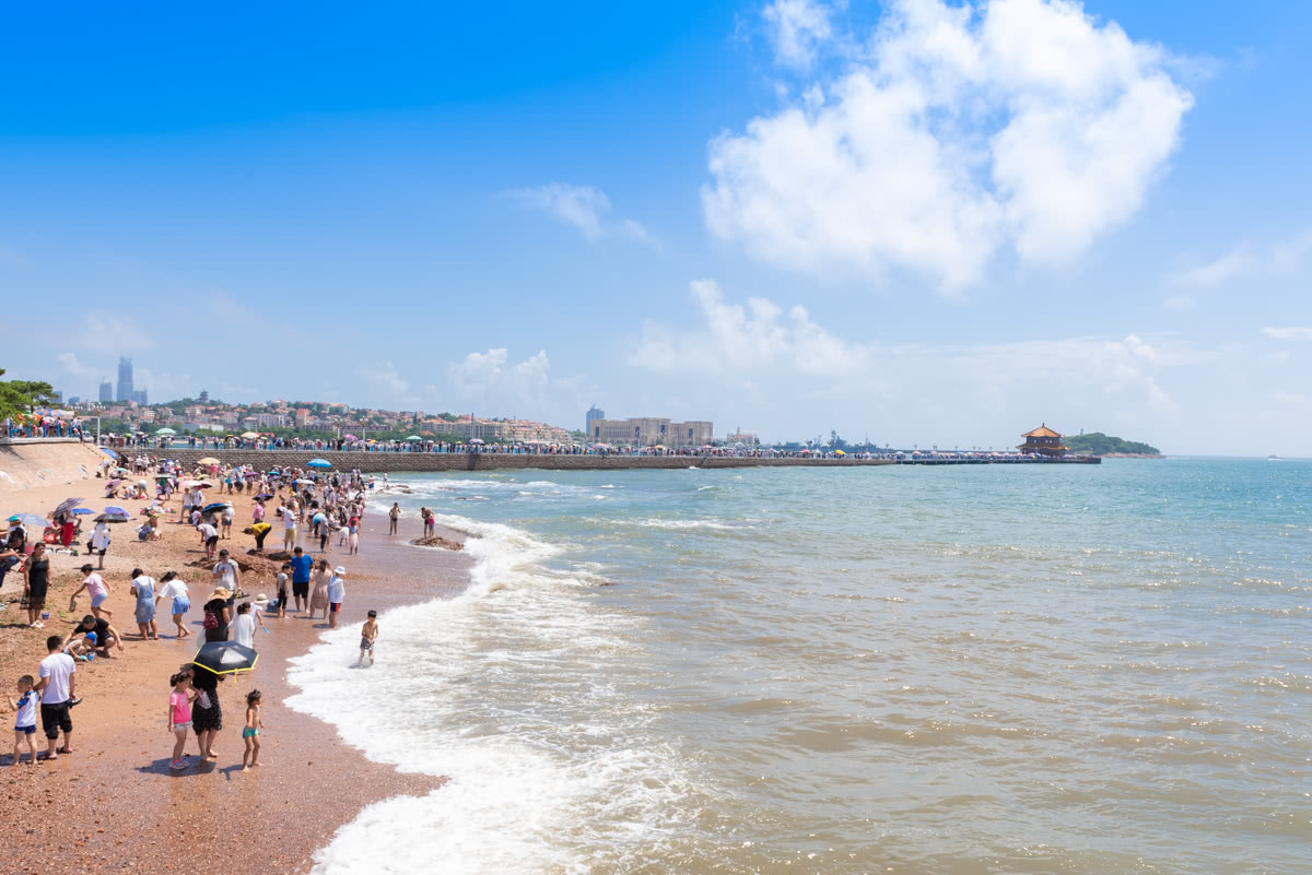 青岛的标志栈桥，已经美了126年，依然游客云集