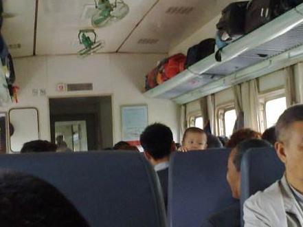 孩子太高被乘务员要求补票，爸爸接下来的举动，让周围的乘客无语