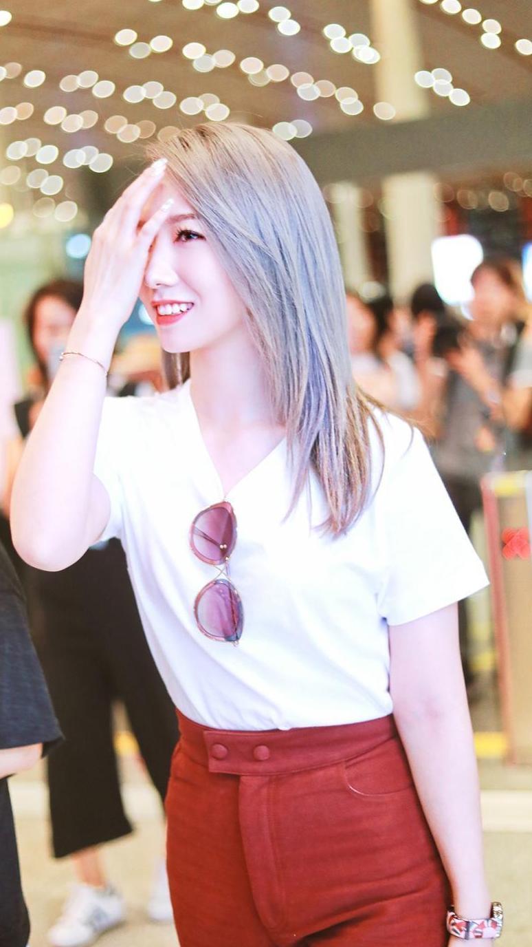 2019春夏纽约时装周启程, 孟美岐极简穿搭, 何穗撩发放电超有魅力