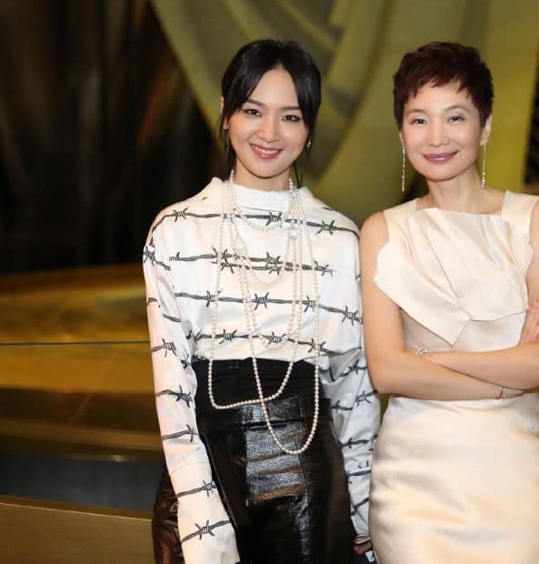 还是周笔畅厉害，仅用简单的黑白套装，竟穿出一双大长腿!