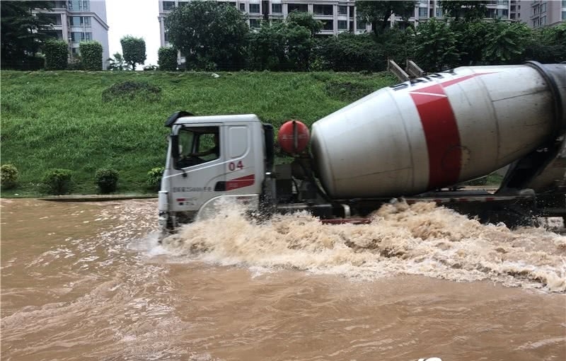 广东潮州遇大暴雨 道路积水严重