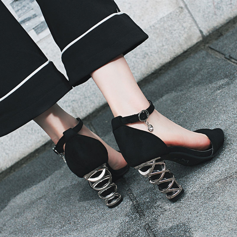 性感的女人都穿这样的高跟凉鞋，穿上这样的高跟凉鞋都特别的性感